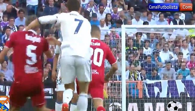 رونالدو فشل في مراوغة لاعب إشبيلية فتصرف بشكل غير رياضي