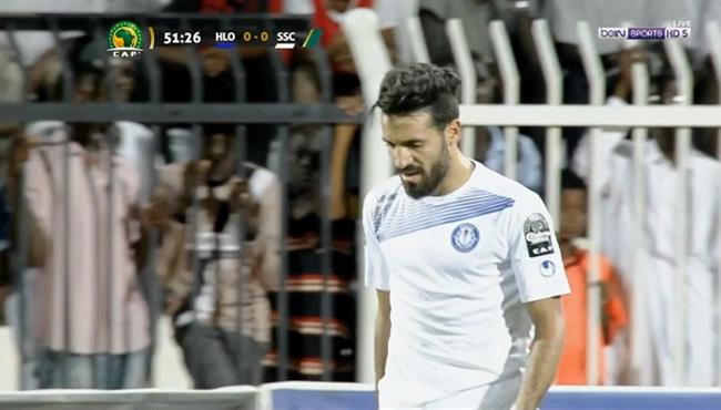 لقطة مثيره للجدل في مباراة سموحه وهلال الابيض ورد فعل عنيف من اسلام محارب