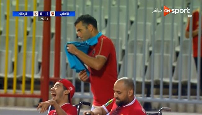 لقطة رائعة من عماد متعب اثناء عمليات الإحماء