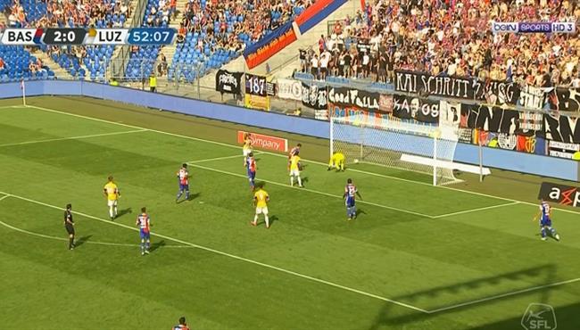 لاعب بازل يسجل هدف بالخطأ في مرماه امام لوتسيرن