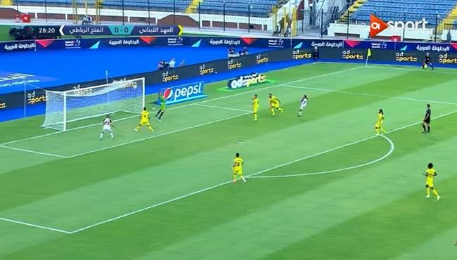 العارضة تحرم لاعب الفتح الرباطي من تسجيل الهدف الاول في مرمي العهد