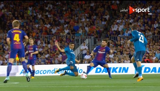 تدخل عنيف من كاسيميرو علي ميسي في الكلاسيكو