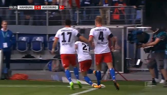 اصابة خطيرة للاعب هامبورج أثناء احتفاله بهدف امام أوجسبورج