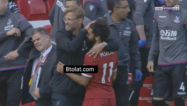 يورجن كلوب يحيي محمد صلاح بعد إنتهاء مباراة ليفربول وكريستال بالاس