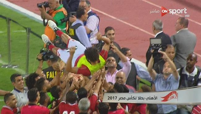 لاعبو الأهلى يودعون حسام غالى بعد نهائى كأس مصر