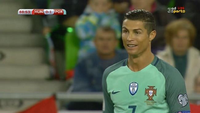 لاعب المجر يعتدي على كريستيانو رونالدو بعدما مرر الكرة بين قدميه بالكعب