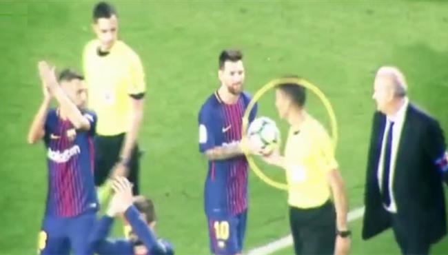 الحكم يهدي ميسي كرة الهاتريك بعد مباراة برشلونة و اسبانيول