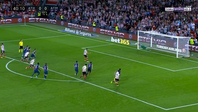 اوبلاك يتصدي لركلة جزاء في مباراة أتليتيكو بلباو وأتليتكو مدريد
