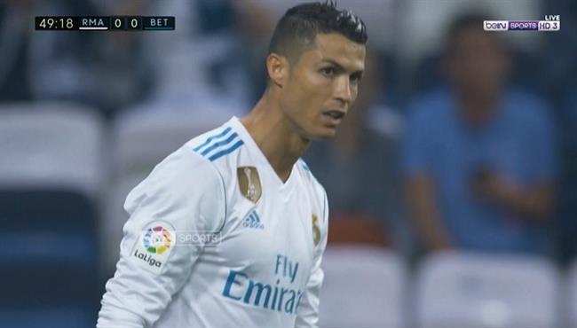 سقوط كوميدي من رونالدو في مباراة ريال مدريد وريال بيتيس