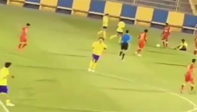 حسام غالي ينفعل على زميله في مباراة النصر و القادسية