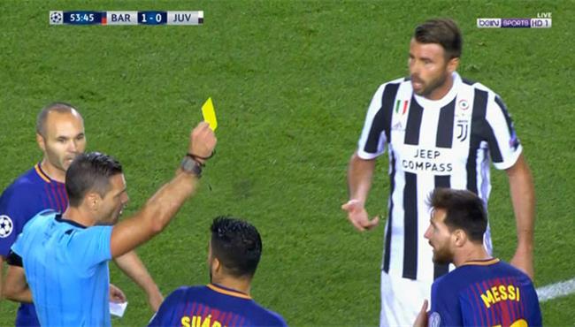 ميسي يتشاجر مع حكم مباراة برشلونة ويوفنتوس