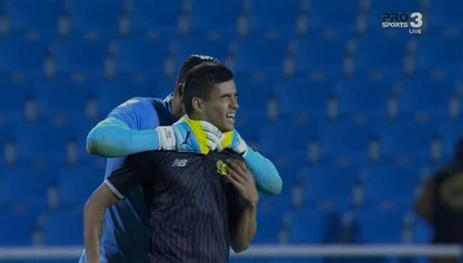 شاهد ماذا فعل عصام الحضرى مع لاعب النصر السعودى