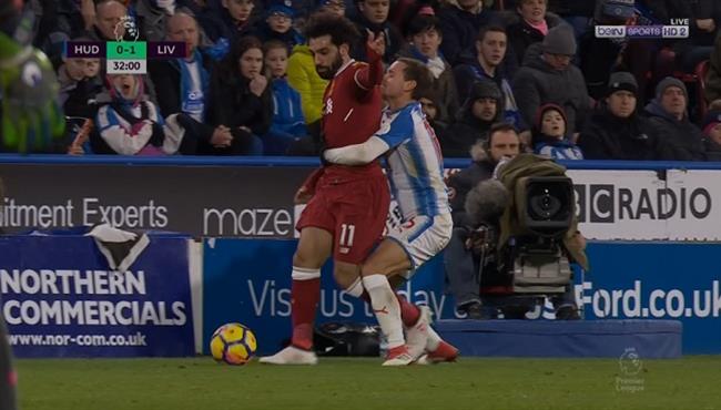 مدافع هدرسفيلد يوقف محمد صلاح بطريقة كوميدية