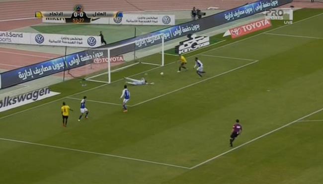مهاجم اتحاد جده يهدر اسهل فرصه فى التاريخ امام الهلال ورد فعل فارس عوض