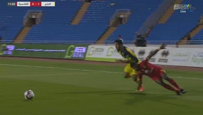 لاعب الحزم يهين لاعب القادسية بكوبرى رائع