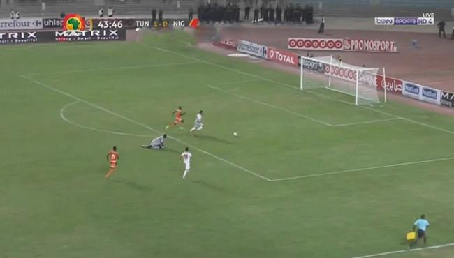ياسين الخنيسي يرواغ الحارس ويهدر هدف مؤكد امام النيجر