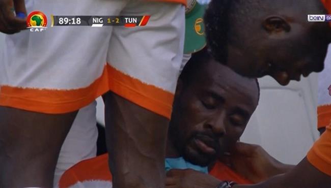 اصابة قوية للاعب النيجر في مباراة تونس