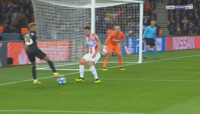 كوبرى نيمار الرائع فى مباراة باريس سان جيرمان والنجم الاحمر