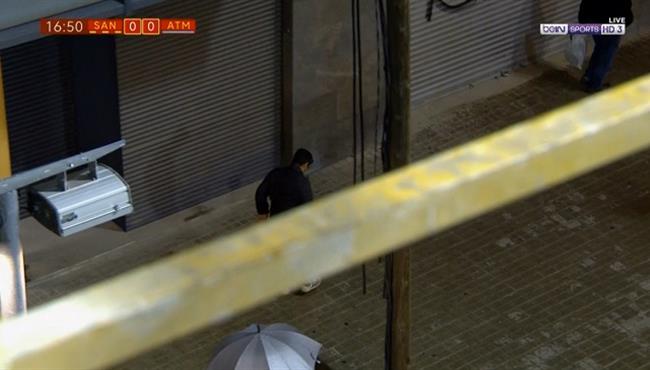 لقطة طريفة لمشجع في مباراة اتليتكو مدريد وسانت أندرو بكاس ملك اسبانيا