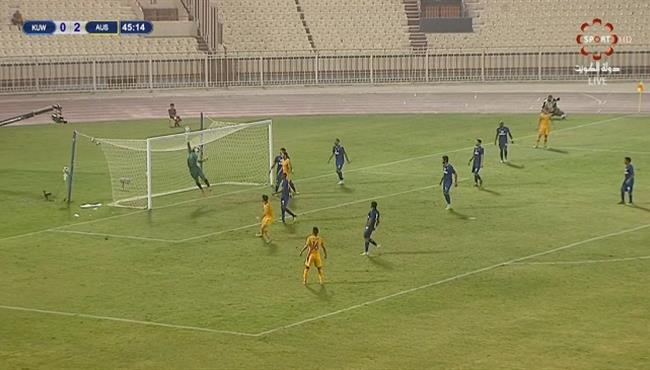 تصدي رائع من حارس مرمي الكويت امام استراليا
