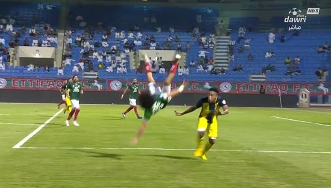 سقوط مرعب لـ حسين السيد فى مبارة الاتفاق والحزم