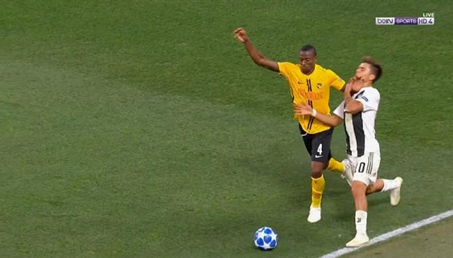 طرد لاعب يونج بويز بعد ضرب ديبالا