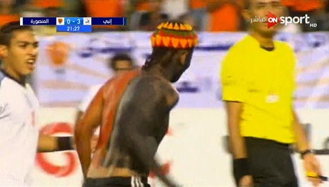 مشجع يحاول التعدي علي حكم مباراة انبي والمنصورة