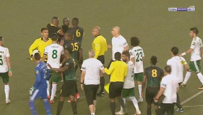 مشادة بين لاعبي المصري وفيتا كلوب بعد انتهاء الشوط الاول