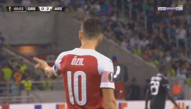 اوزيل ينفعل على محمد النني في مباراة ارسنال وكارباكا