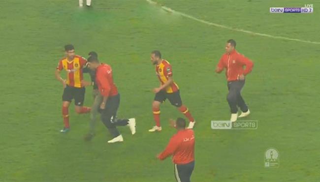 مشجع يقتحم الملعب فى مباراة الترجى واول اغسطس