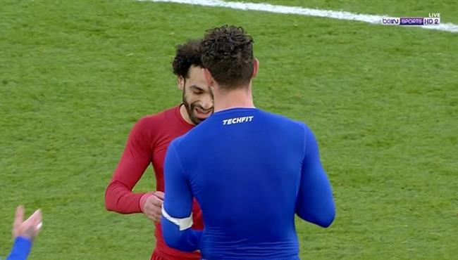 لاعب كارديف سيتي يطلب من محمد صلاح قميصه بعد انتهاء المباراة