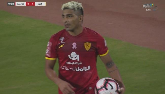 لاعب القادسية يهدر هدف مؤكد والمرمى خالى امام الحزم