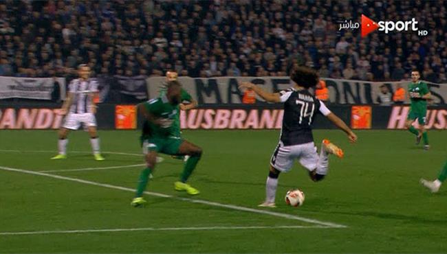 لقطة مهارية من عمرو وردة في مباراة باوك سالونيكا وباناثينيكوس