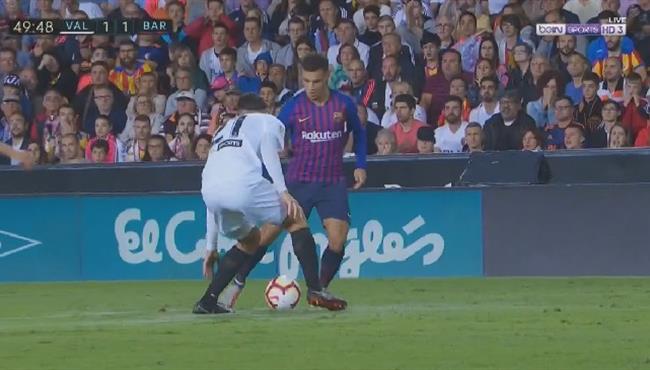 كوبرى كوتينهو الممتع فى مباراة برشلونة وفالنسيا