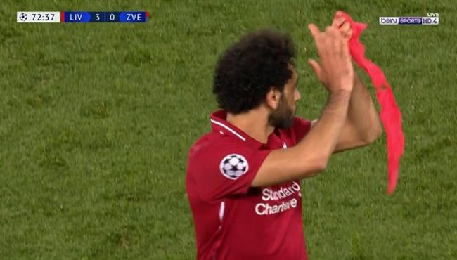 لحظة تبديل محمد صلاح فى مباراة ليفربول والنجم الاحمر وتحية الجمهور له