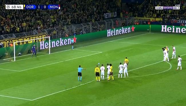 باكو الكاسير يهدر ركلة جزاء فى مباراة بوروسيا دورتموند وموناكو