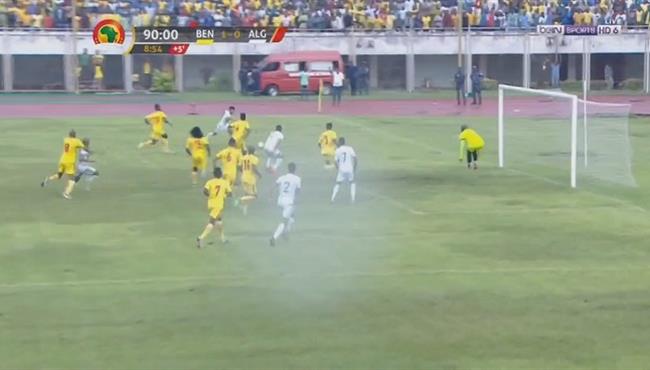 العارضة تحرم الجزائر من تسجيل هدف قاتل امام بنين