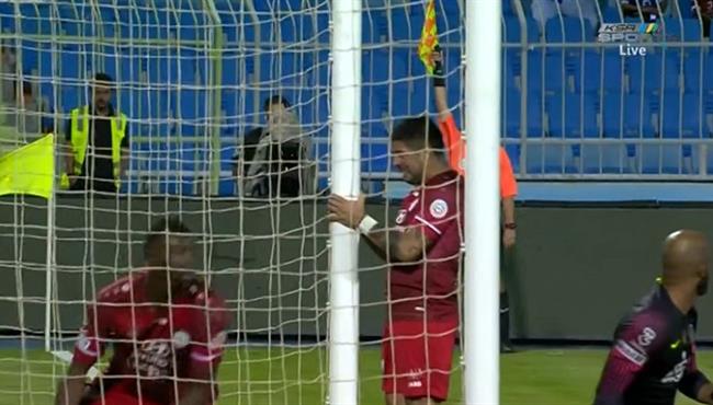 لاعب الاتفاق يضرب القائم برأسه بعد الغاء هدفه امام الهلال