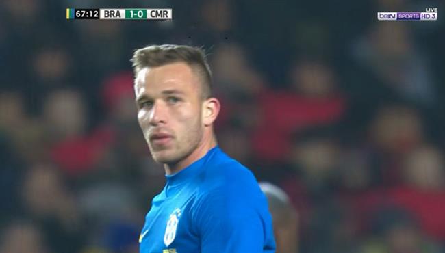 العارضة تحرم ارثر ميلو من تسجيل هدف عالمي في مرمي الكاميرون