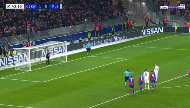 حارس سسكا موسكو يتصدي لركلة جزاء امام فيكتوريا بلزن