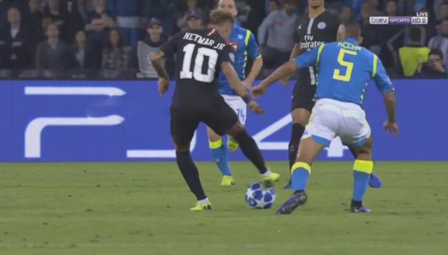 تمريرة سحرية بالكعب من نيمار فى مباراة باريس ونابولي