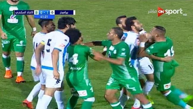 خناقة خالد قمر وعلى جبر فى مباراة بيراميدز والاتحاد السكندري