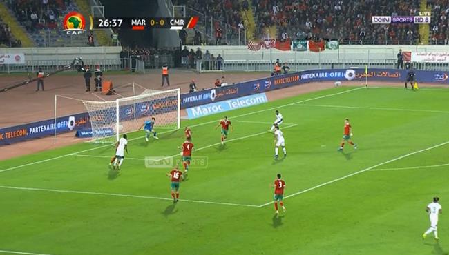 حارس المغرب يتصدي لفرصة خطيرة امام الكاميرون
