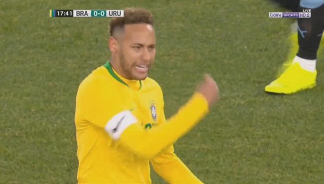 نيمار ينفعل على دوجلاس كوستا فى مباراة البرازيل واوروجواي