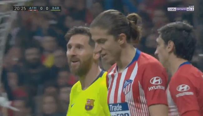 كوبري بالكعب من ميسي لـ فيليبي لويس فى مباراة برشلونة واتلتيكو مدريد
