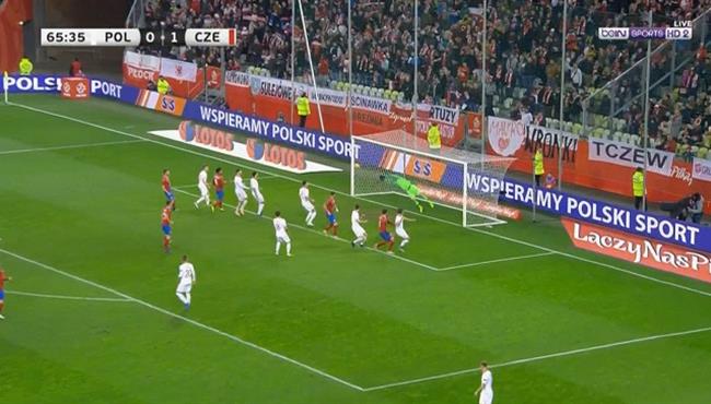 تصدي رائع من حارس مرمي بولندا امام التشيك