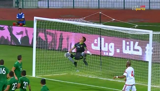 تصدي طائر في مباراة الامارات وبوليفيا