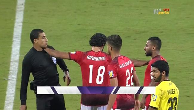 حسام عاشور يعتدي على الحكم بعد انتهاء مباراة الاهلي والوصل