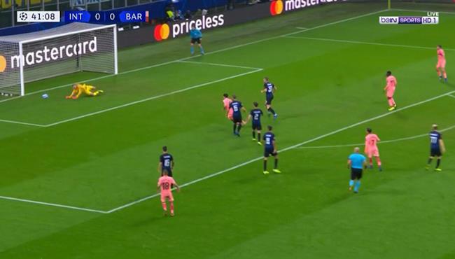 سمير هاندانوفيش يحرم سواريز من تسجيل هدف اول لبرشلونة