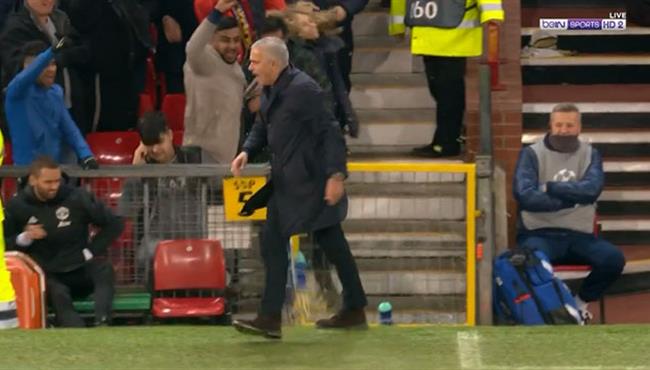 رد فعل هستيري من مورينيو بعد هدف مانشستر يونايتد في مرمي يونج بويز